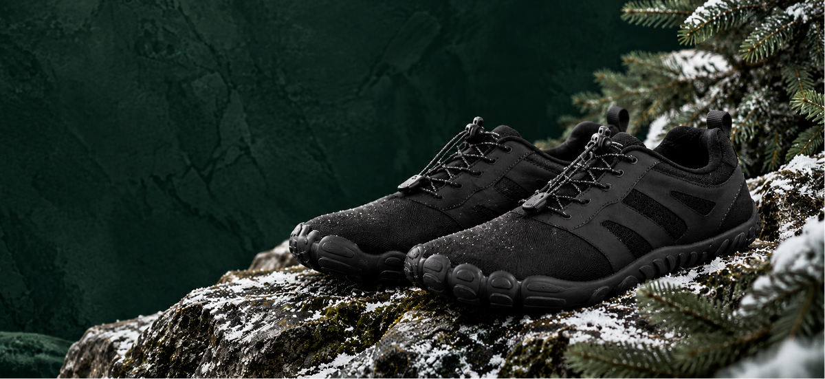 Zwarte Cotta North barefoot schoenen met warme voering in een winterse omgeving.