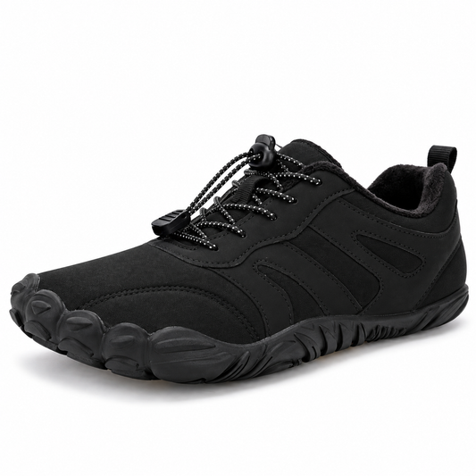Cotta North Black barefoot schoen in zwart, schuin zijaanzicht met brede teenbox, flexibele zool en snelvetersysteem