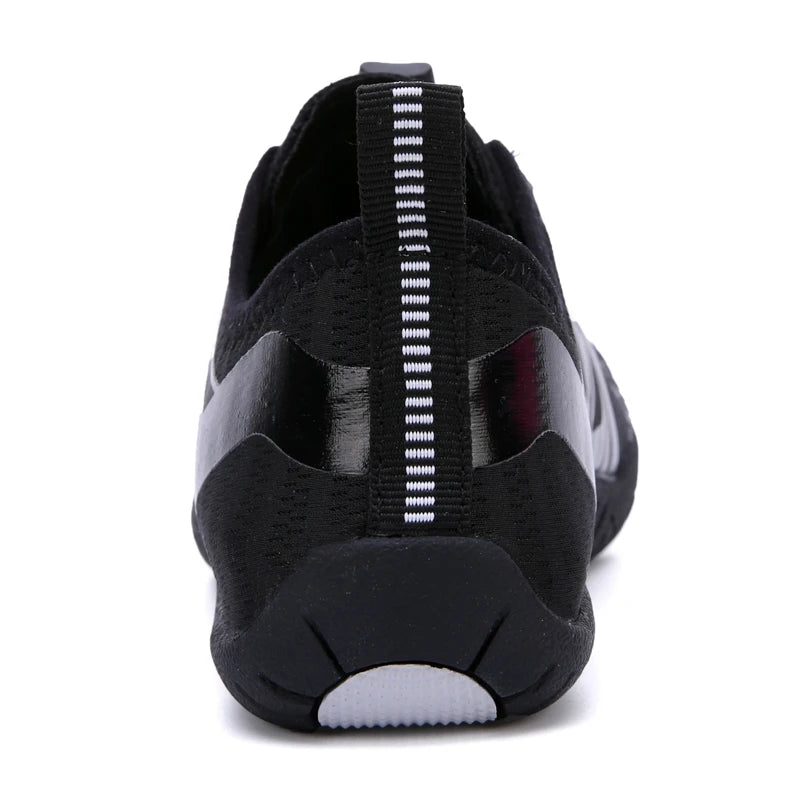 Cotta Trail Charcoal zwarte barefoot schoen – achteraanzicht met hielconstructie