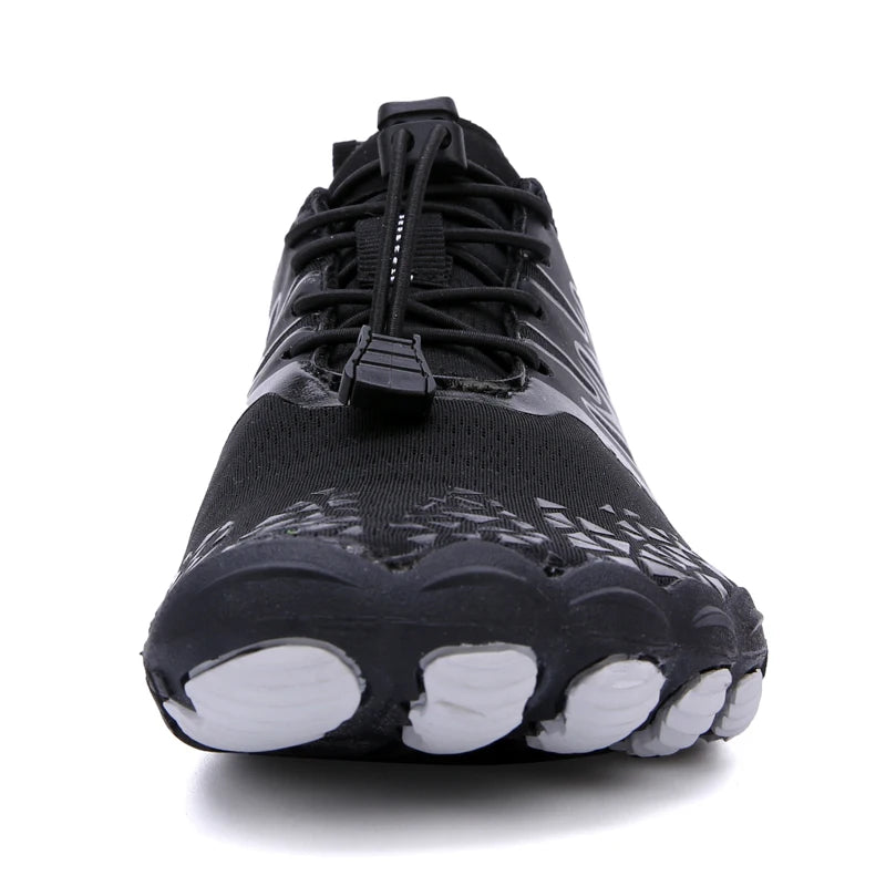 Cotta Trail Charcoal zwarte barefoot schoen – vooraanzicht met brede teenbox en ademend mesh