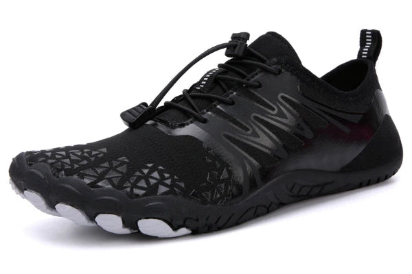 Cotta Trail Charcoal zwarte barefoot schoen – schuin vooraanzicht met flexibele zool