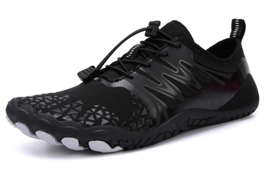 Cotta Trail Charcoal zwarte barefoot schoen – schuin vooraanzicht met flexibele zool