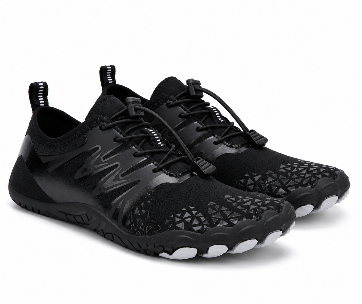 Cotta Trail Charcoal zwarte barefoot schoenen – paar schuin vooraanzicht met brede teenbox